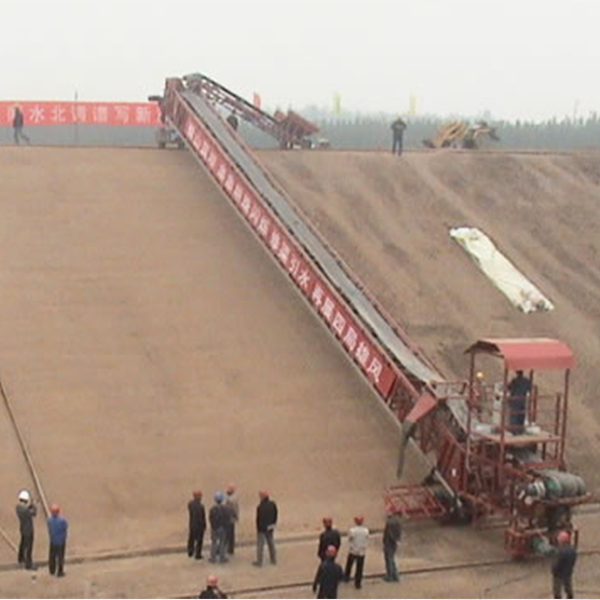 熱烈祝賀我公司自主研制的渠道水泥土襯砌機(jī)順利通過(guò)驗(yàn)收，創(chuàng)新設(shè)計(jì)產(chǎn)品