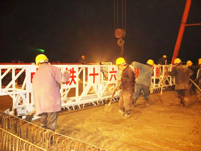 我司滑模式箱梁提漿整平機在京滬高鐵中廣泛推廣使用